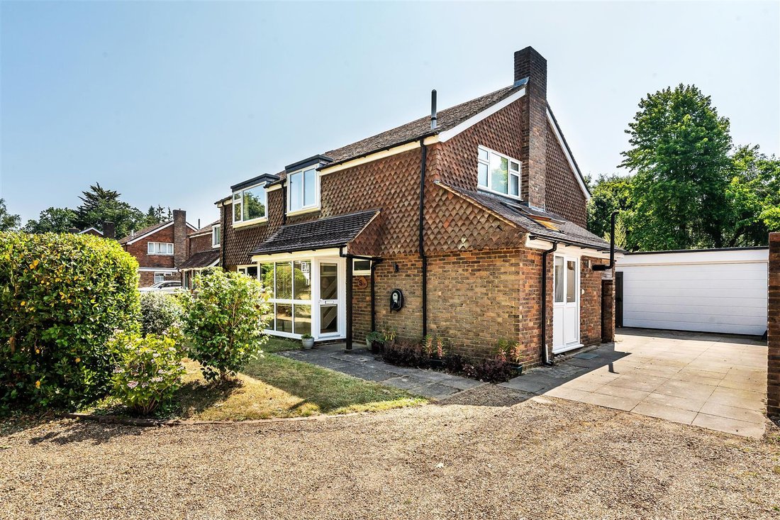 House in Surrey, England 1 - 18525999