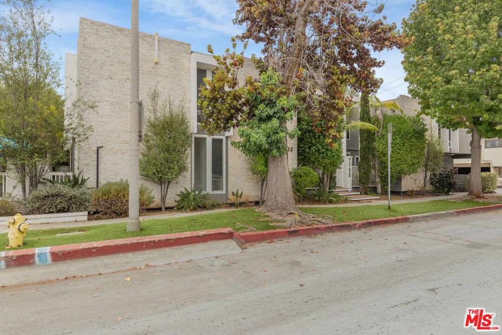 Los Angeles, California, United States 3 - 18528582