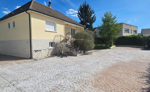 Villa in Champs, Mitry-Mory, France 1