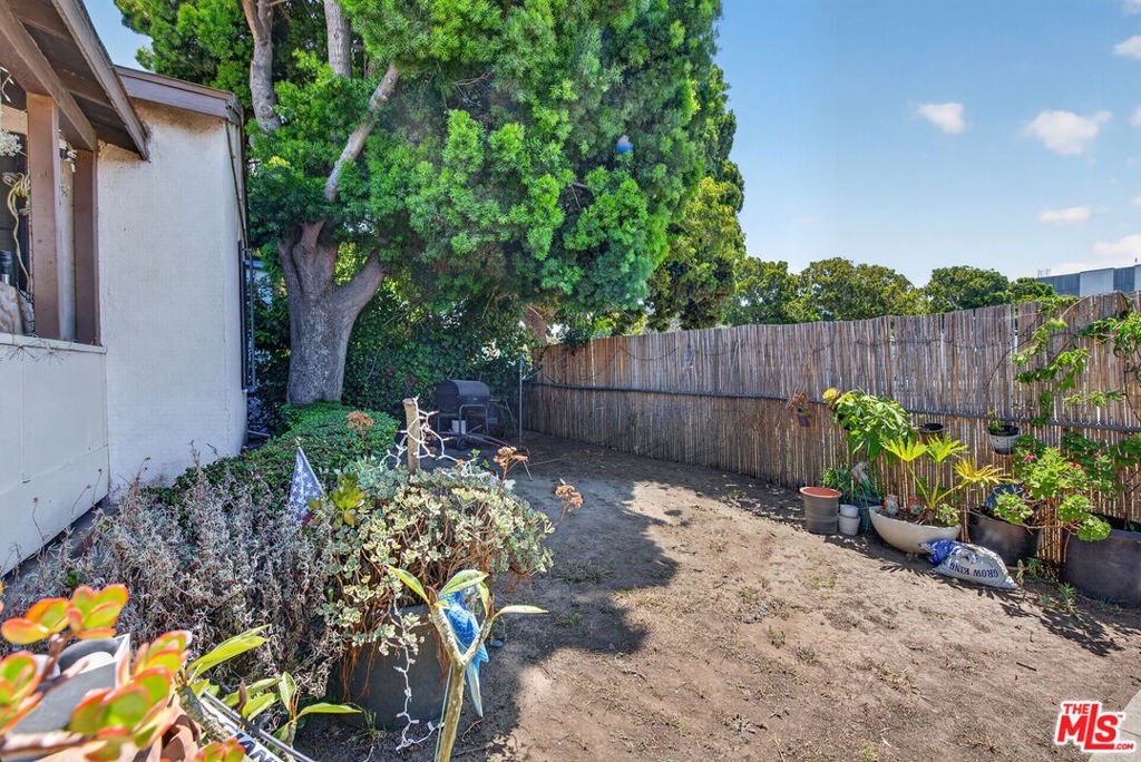 Los Angeles, California, United States 3 - 18497359