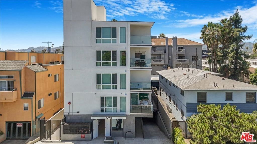 Los Angeles, California, United States 1 - 18528592