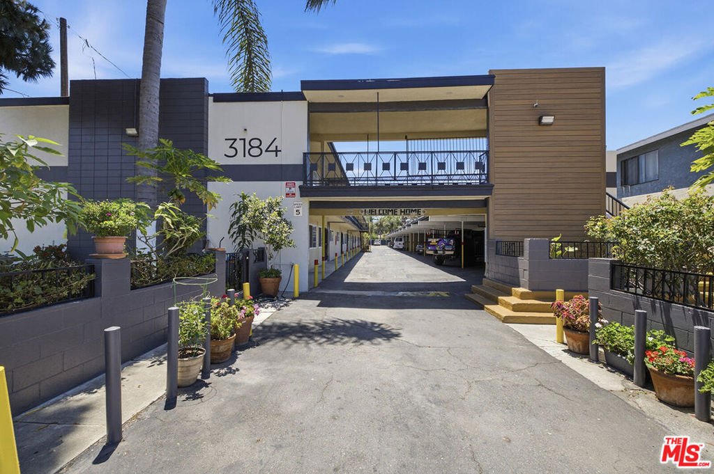 Lynwood, California, United States 1 - 18528584