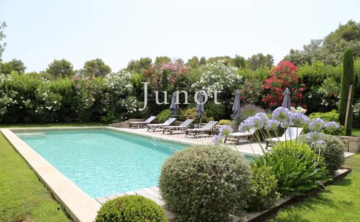Country House in Saint-Rémy-de-Provence, Provence-Alpes-Côte d'Azur, France 1