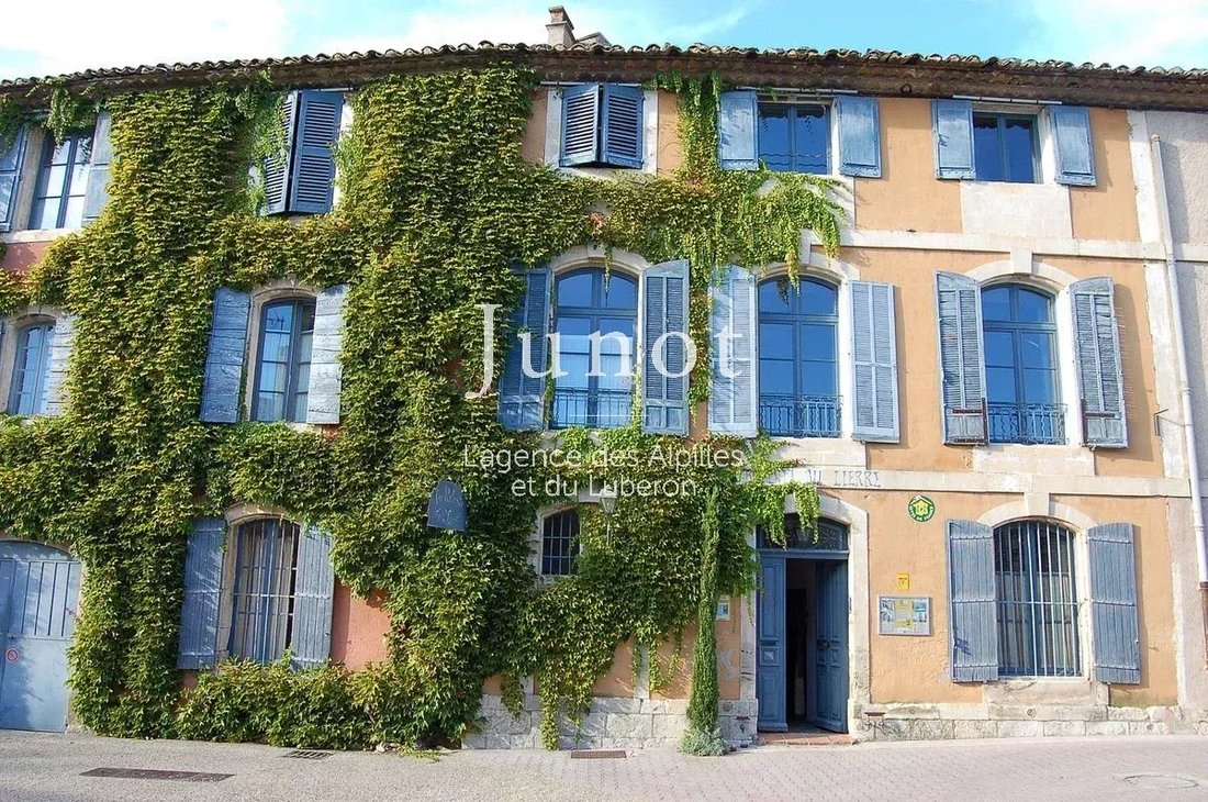 Estate in Beaumettes, Provence-Alpes-Côte d'Azur, France 1 - 13687530