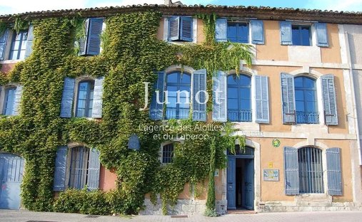 Estate in Beaumettes, Provence-Alpes-Côte d'Azur, France 1