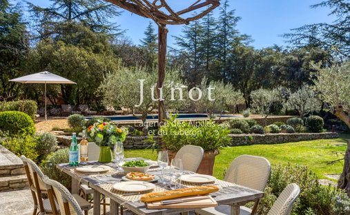 Country House in Gordes, Provence-Alpes-Côte d'Azur, France 1