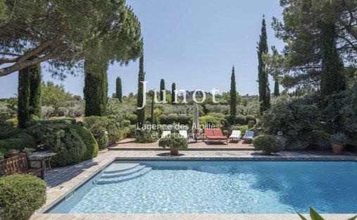 Country House in Eygalières, Provence-Alpes-Côte d'Azur, France 1