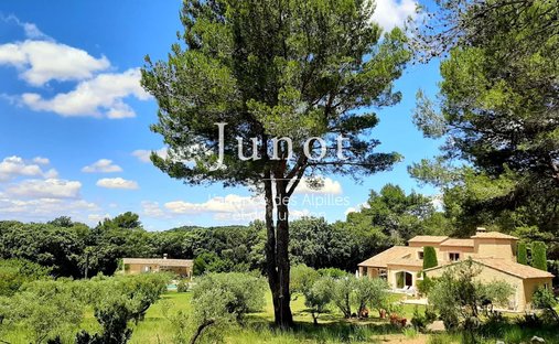 Country House in Les Baux-de-Provence, Provence-Alpes-Côte d'Azur, France 1