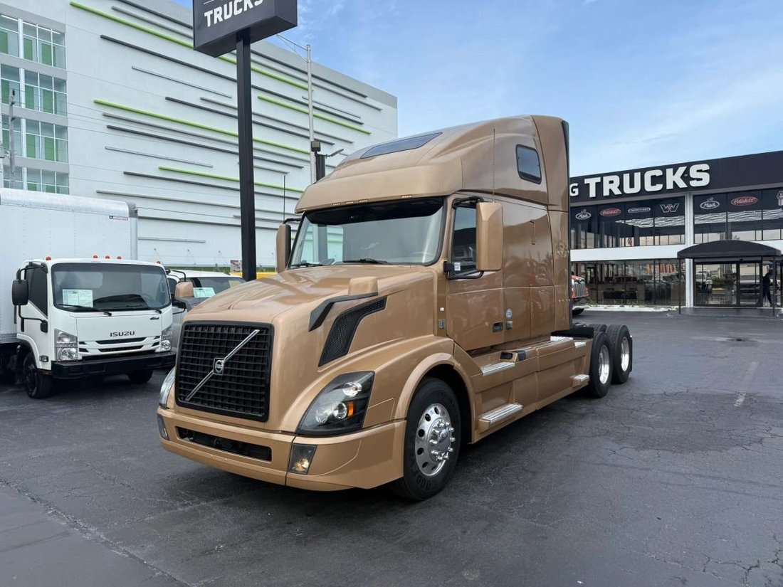 2018 Volvo Commercial VNL VNL 300 Day Cab in Miami, FL, United States 1 - 18529668