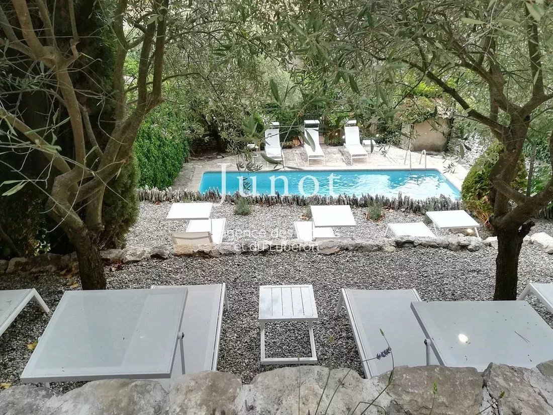 Estate in Beaumettes, Provence-Alpes-Côte d'Azur, France 2 - 13687530