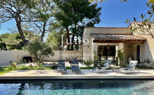 Country House in Saint-Rémy-de-Provence, Provence-Alpes-Côte d'Azur, France 1