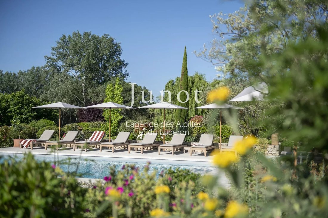 Country House in Gordes, Provence-Alpes-Côte d'Azur, France 2 - 13687308
