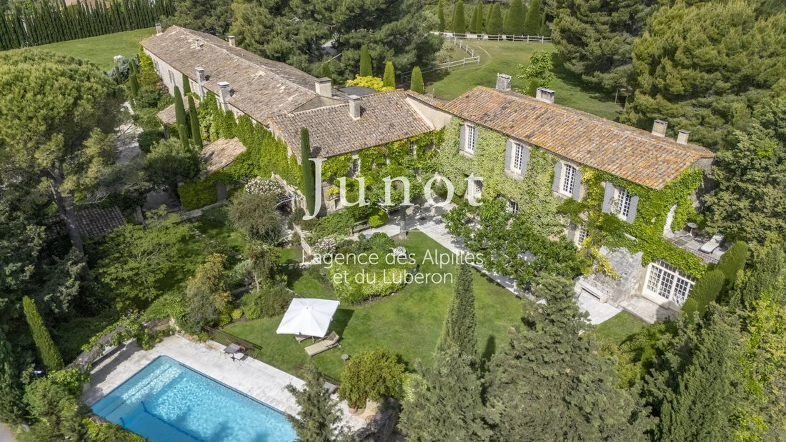 Estate in Fontvieille, Provence-Alpes-Côte d'Azur, France 2 - 18526676