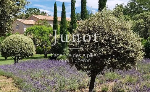 Country House in Bonnieux, Provence-Alpes-Côte d'Azur, France 1