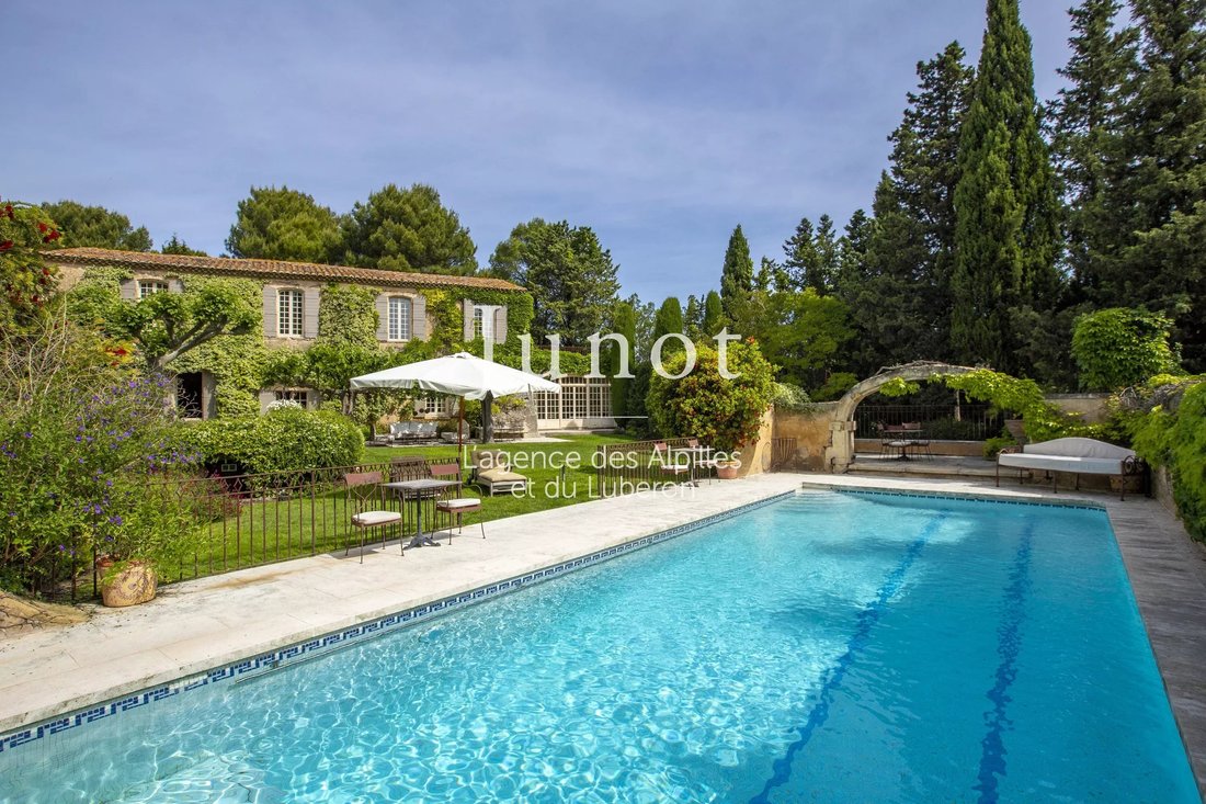 Estate in Fontvieille, Provence-Alpes-Côte d'Azur, France 1 - 18526676