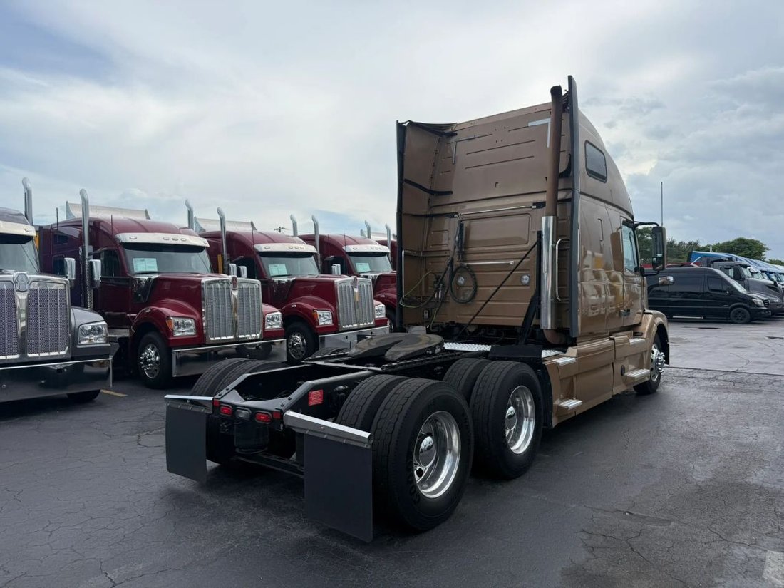 2018 Volvo Commercial VNL VNL 300 Day Cab in Miami, FL, United States 4 - 18529668