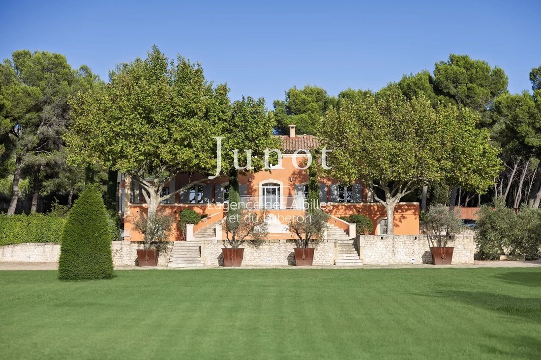 Estate in Maussane-les-Alpilles, Provence-Alpes-Côte d'Azur, France 2 - 18526687
