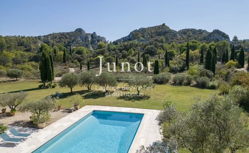 Country House in Saint-Rémy-de-Provence, Provence-Alpes-Côte d'Azur, France 1