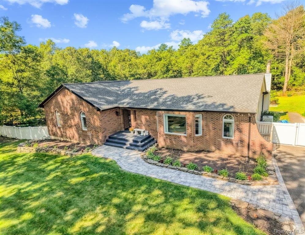 House in Manorville, New York, United States 1 - 18526065