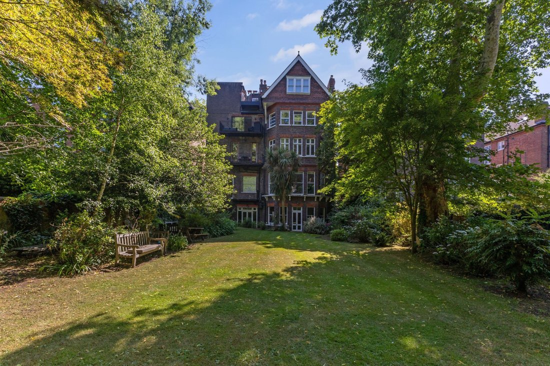 Apartment in Swiss Cottage, Camden, England 1 - 18526518