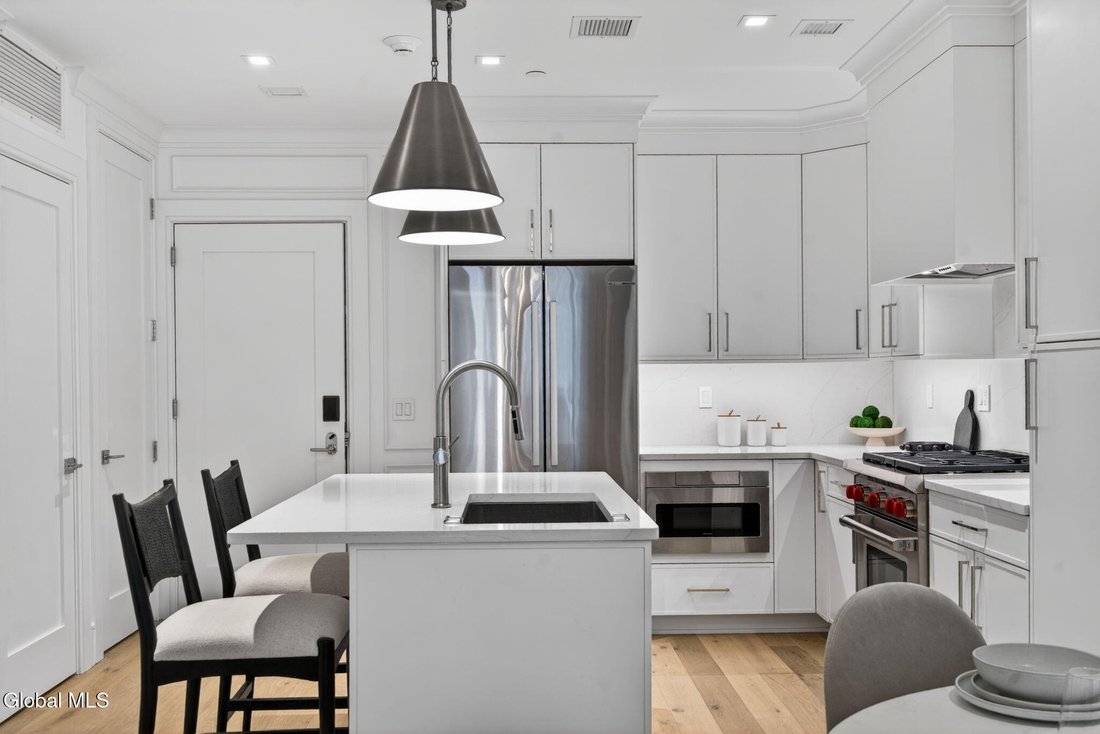 Condo in Saratoga Springs, New York, United States 5 - 18528229