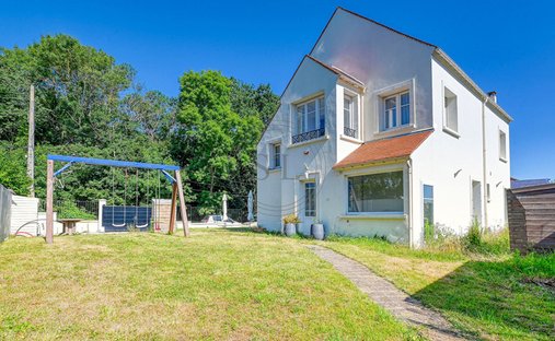 House in Langevin, Saint-Cyr-l'Ecole, France 1