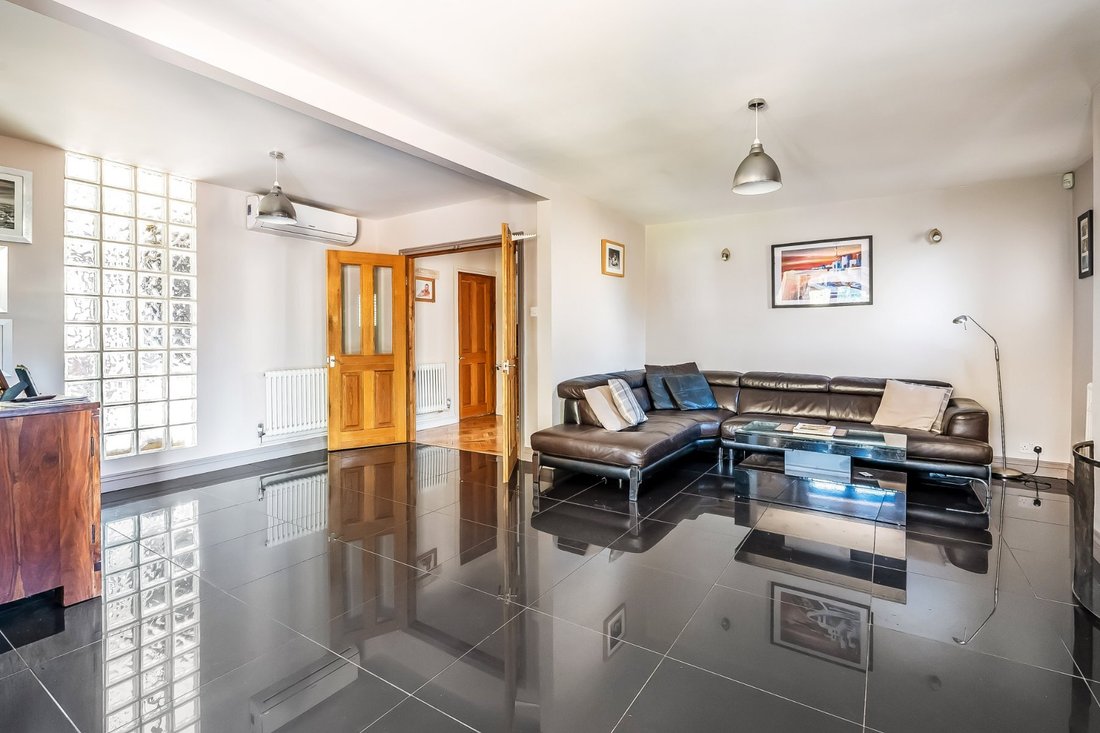 Chalet in Abbotswood, Guildford, England 5 - 18525987
