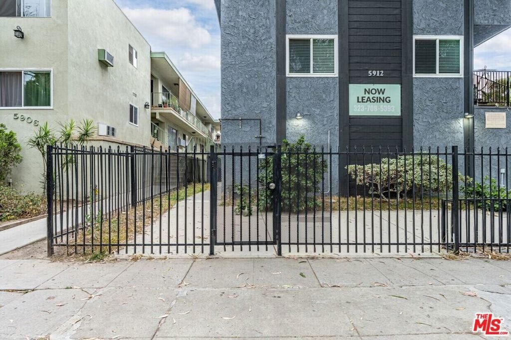 Los Angeles, California, United States 4 - 18528602