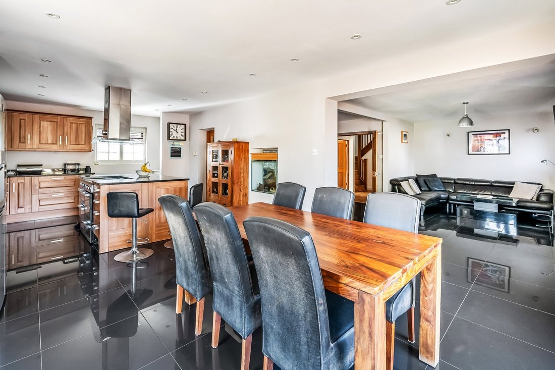 Chalet in Abbotswood, Guildford, England 3 - 18525987