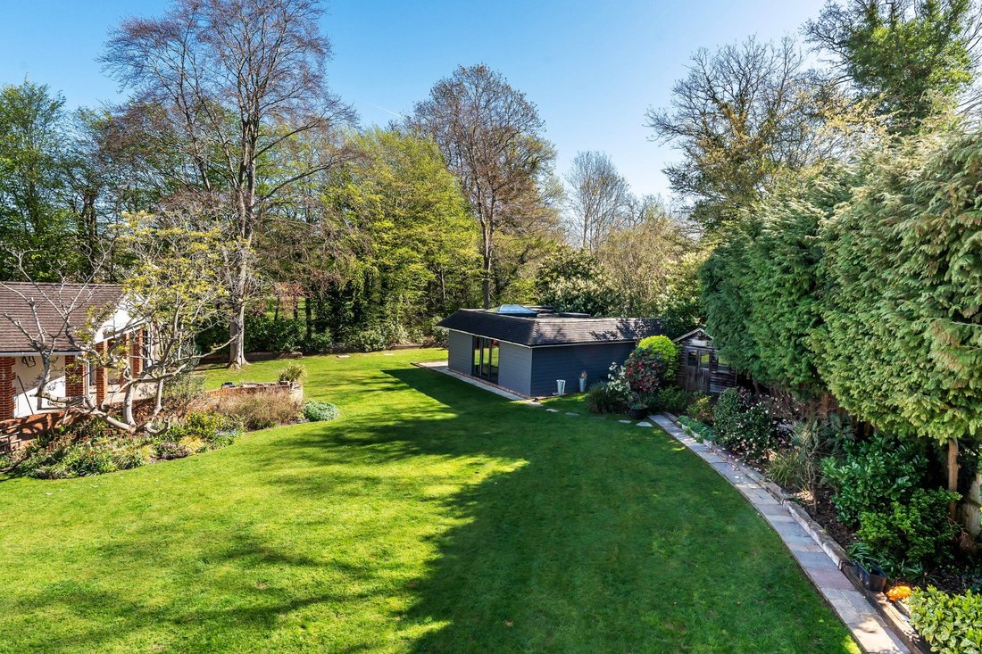 Chalet in Abbotswood, Guildford, England 2 - 18525987