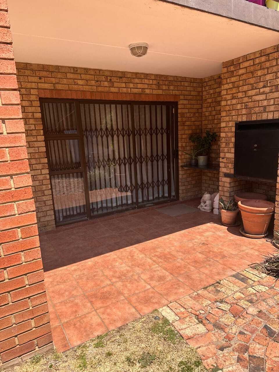 Townhouse in City of Ekurhuleni Metropolitan Municipality, Gauteng, South Africa 1 - 18529973