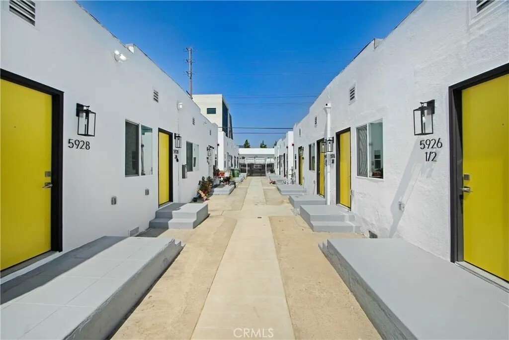 Los Angeles, California, United States 2 - 18265589