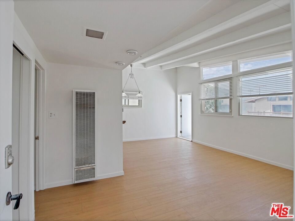 Los Angeles, California, United States 2 - 18244986