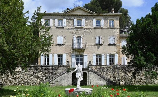 Schloss in Suze-la-Rousse, Auvergne-Rhone-Alpen, Frankreich 1