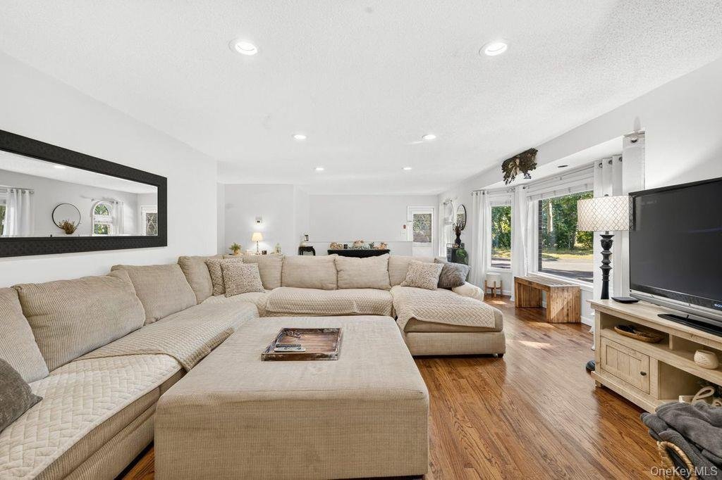 House in Manorville, New York, United States 5 - 18526065