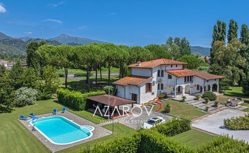 Villa in Pietrasanta, Tuscany, Italy 1