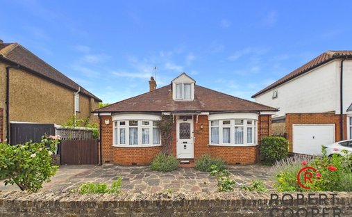 Bungalow in Eastcote Village, Hillingdon, England 1