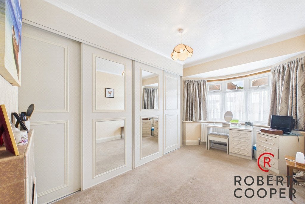 Bungalow in Eastcote Village, Hillingdon, England 5 - 18526006