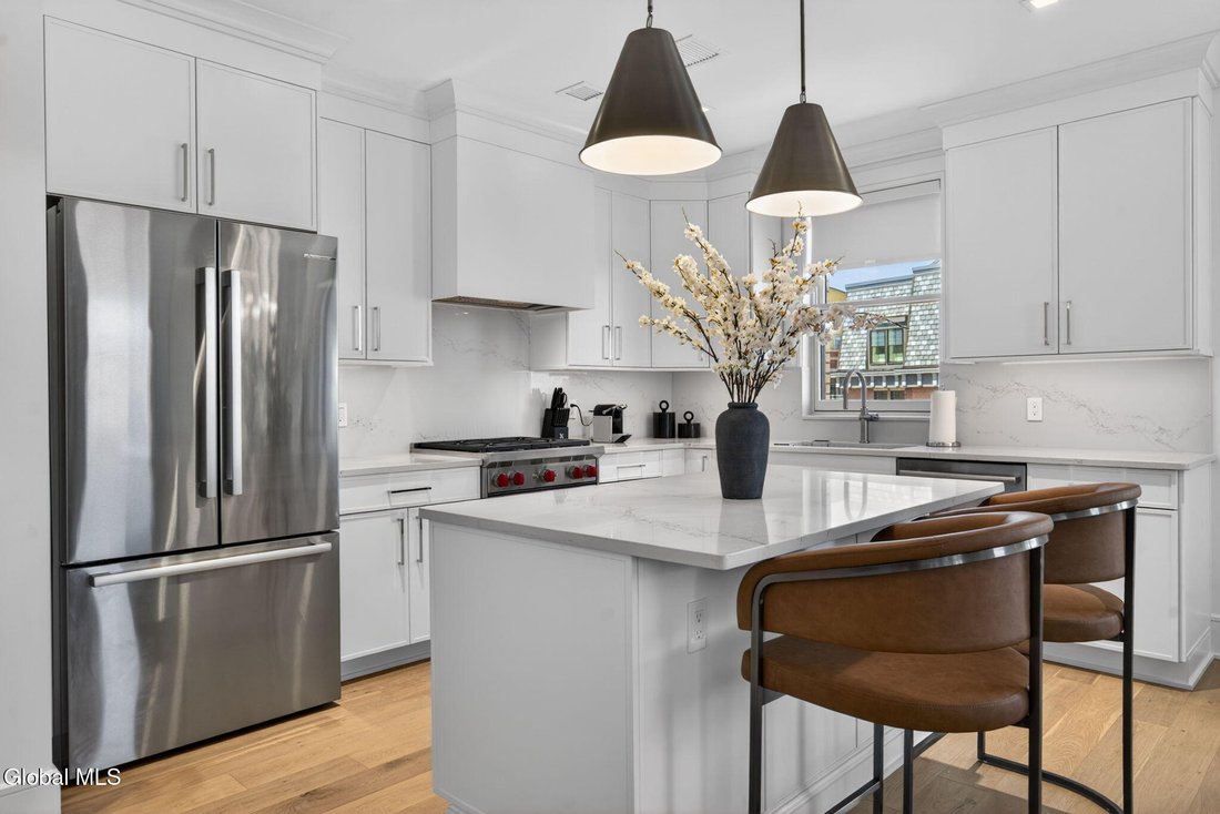 Condo in Saratoga Springs, New York, United States 5 - 18528257
