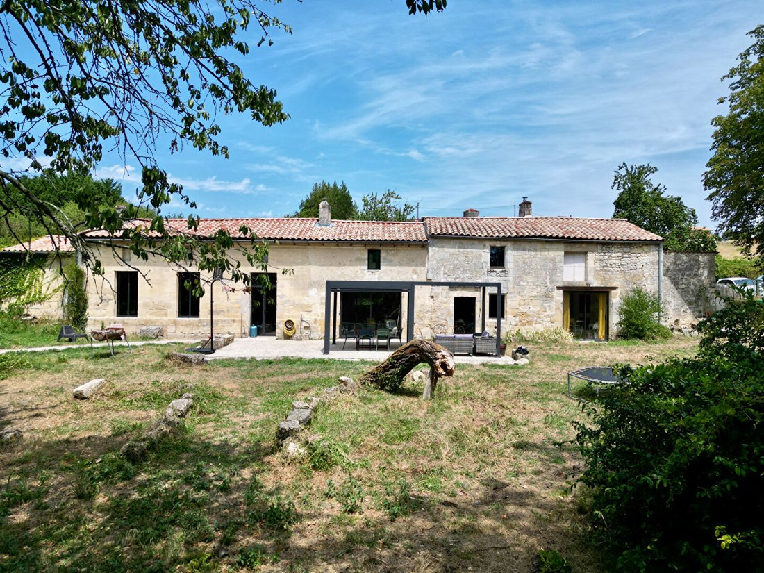 Villa in Prignac-et-Marcamps, Nouvelle-Aquitaine, France 1 - 18526127