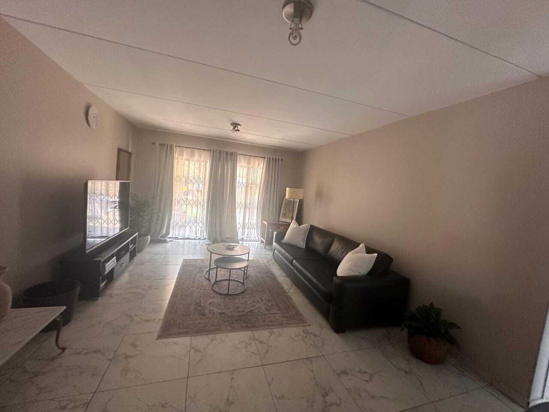Townhouse in City of Ekurhuleni Metropolitan Municipality, Gauteng, South Africa 5 - 18529973