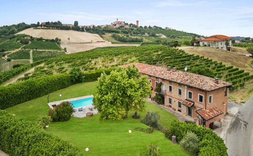 Country House in Calosso, Piedmont, Italy 1