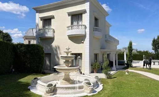 House in Centre Montmorency, Montmorency, France 1