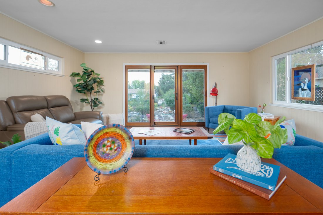 Claremont, California, United States 5 - 18531483