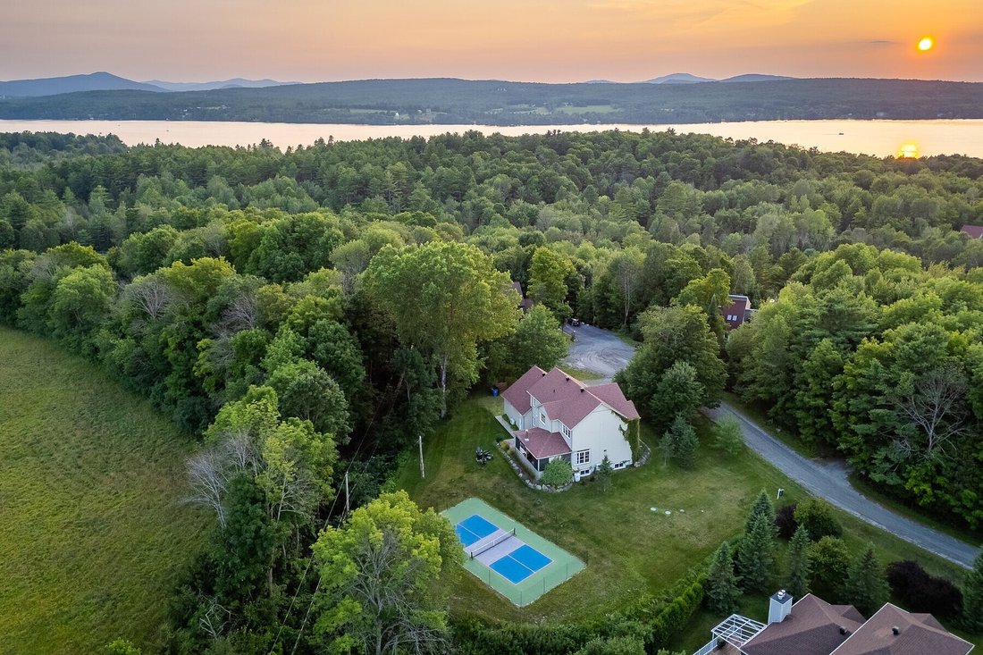 House in Magog, Quebec, Canada 1 - 17941000