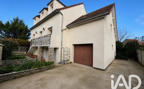 House in Mairie, Sainte-Genevieve-des-Bois, France 1