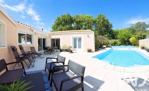 House in Saint-Rogatien, Nouvelle-Aquitaine, France 1