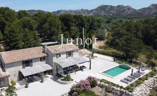Country House in Les Baux-de-Provence, Provence-Alpes-Côte d'Azur, France 1