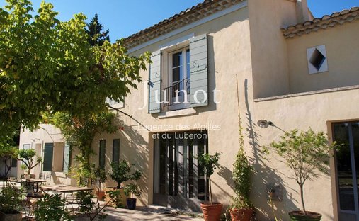 Country House in Saint-Rémy-de-Provence, Provence-Alpes-Côte d'Azur, France 1