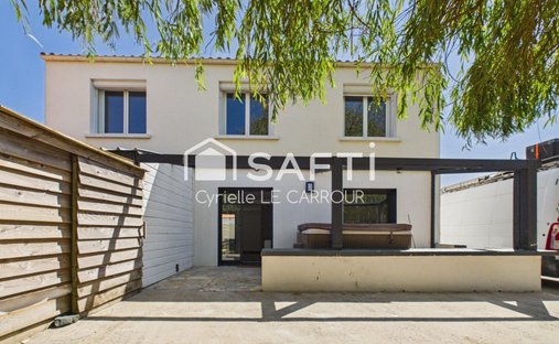 House in Saint-Xandre, Nouvelle-Aquitaine, France 1